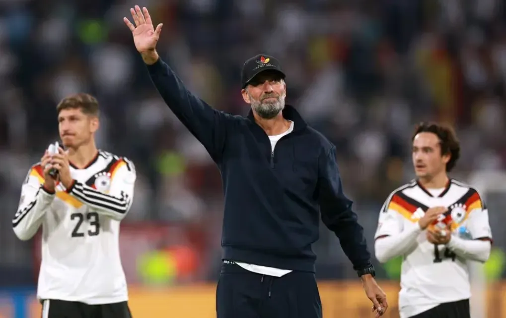 Jürgen Klopp vence à terceira